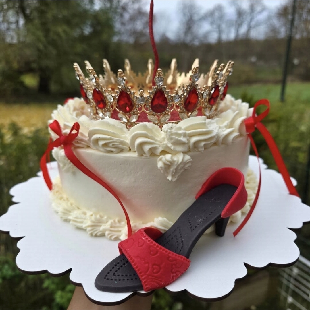 Crown & Heel Cake