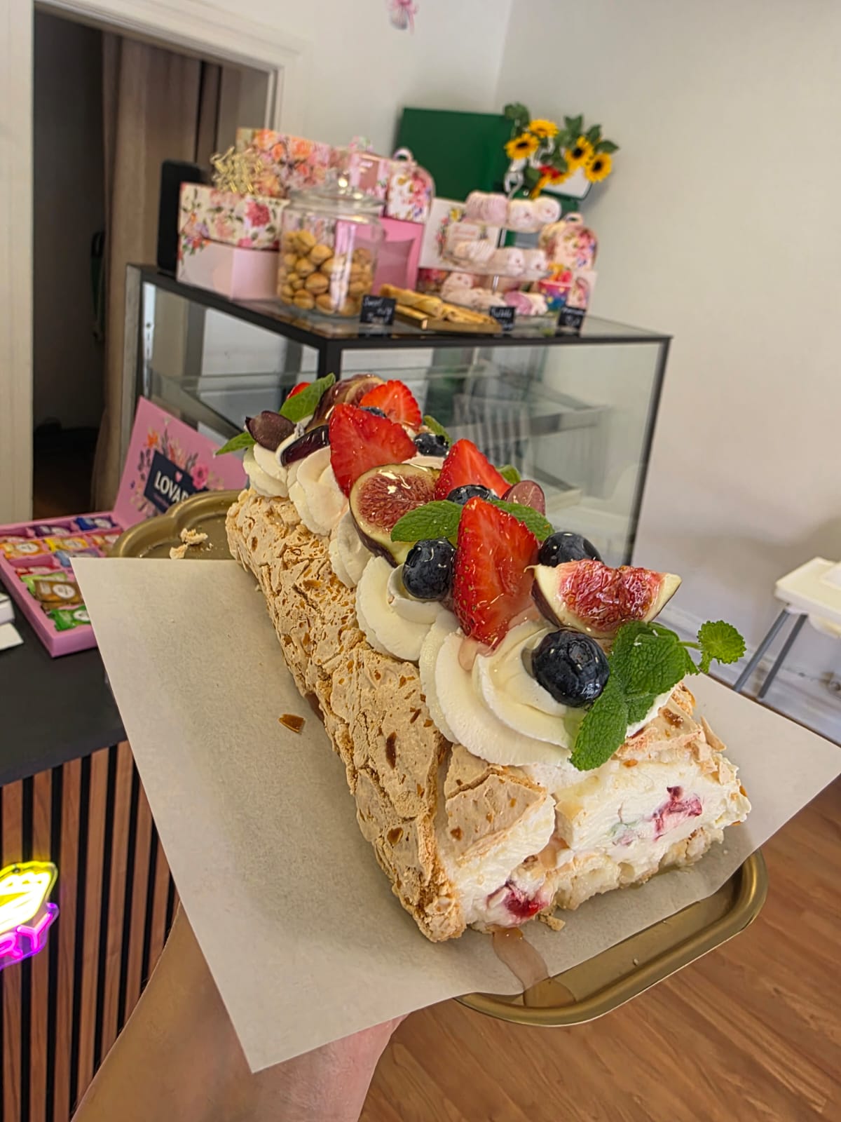 Berry Pavlova Roll