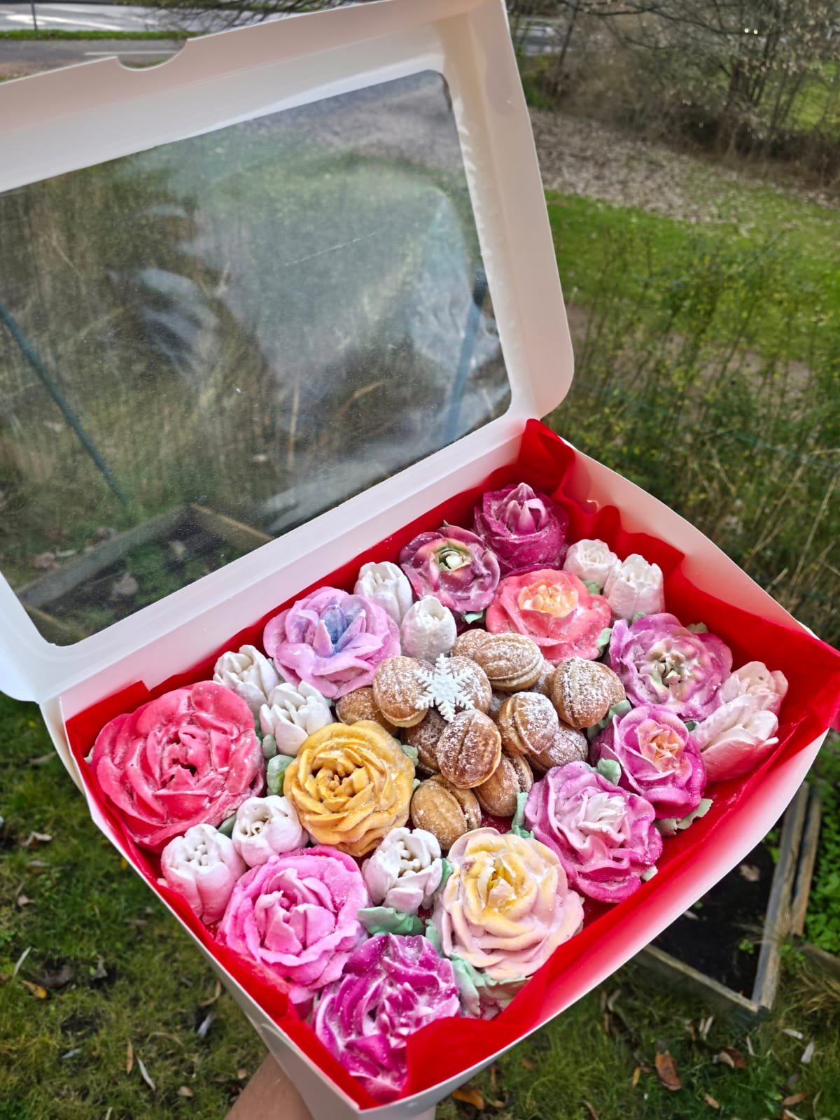 Zefir Flowers & Walnut Cookies Box