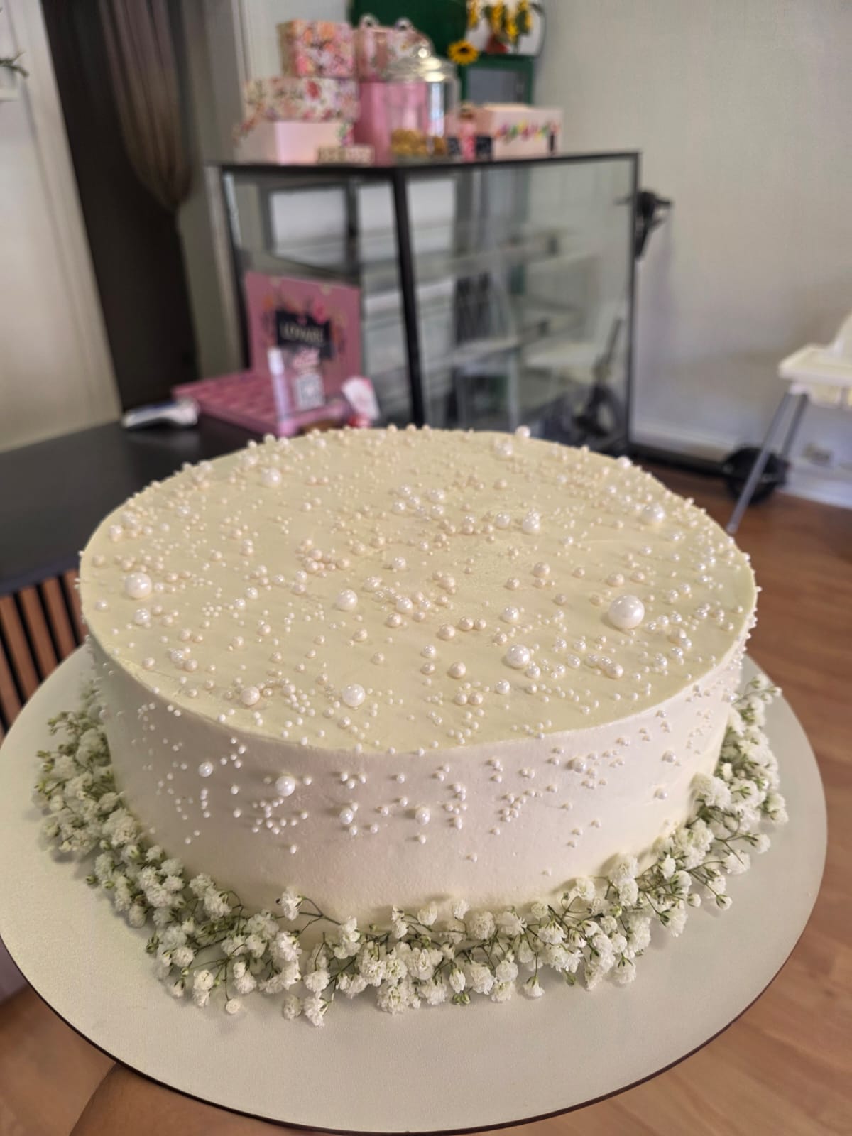 Pearl & Baby's Breath Wedding Cake