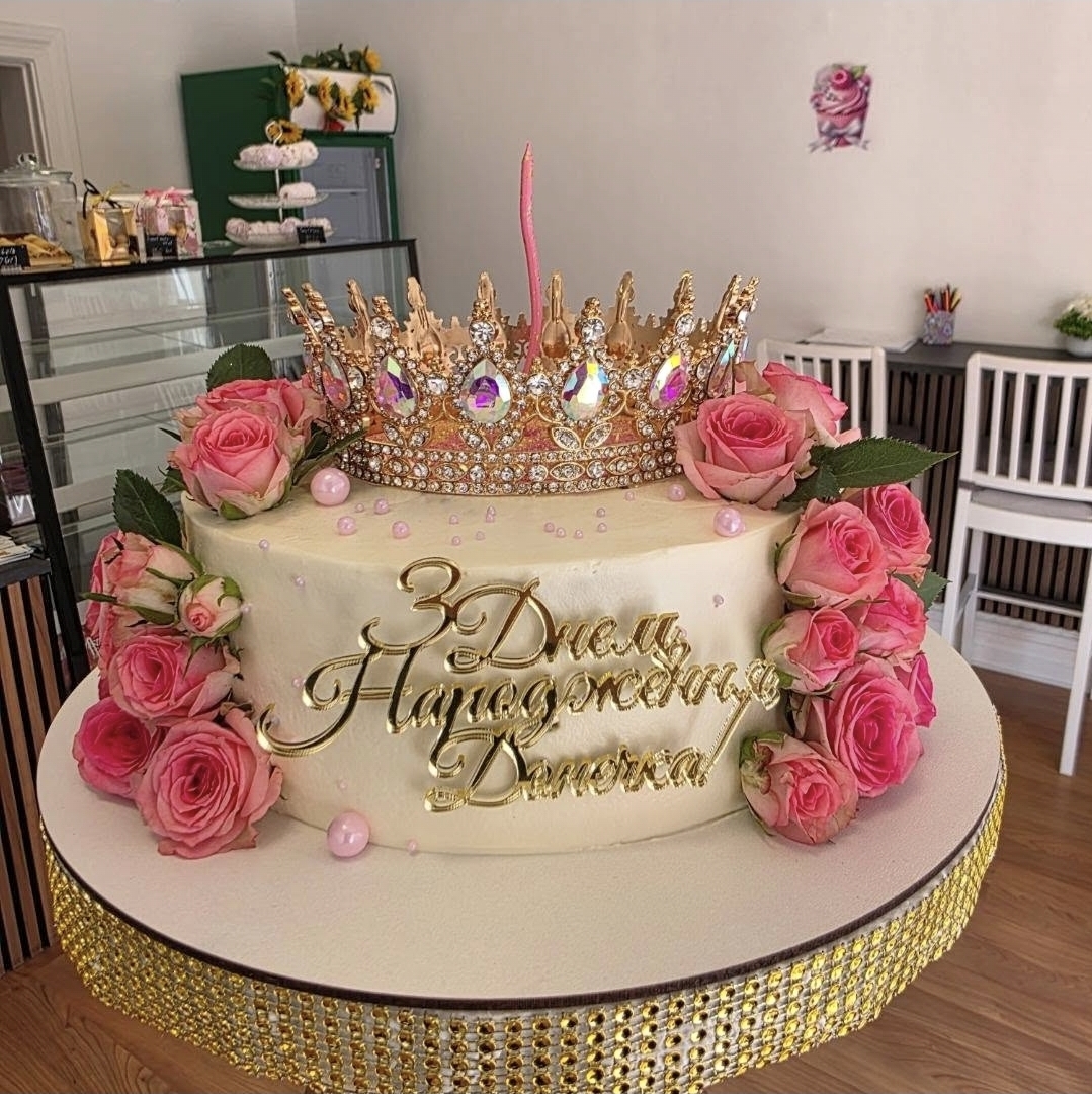 Crown & Fresh Roses Cake